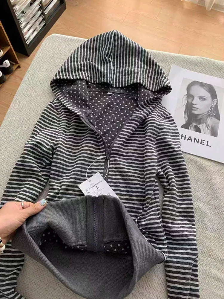 Chaqueta K-Fashion a Rayas con Capucha de Lunares